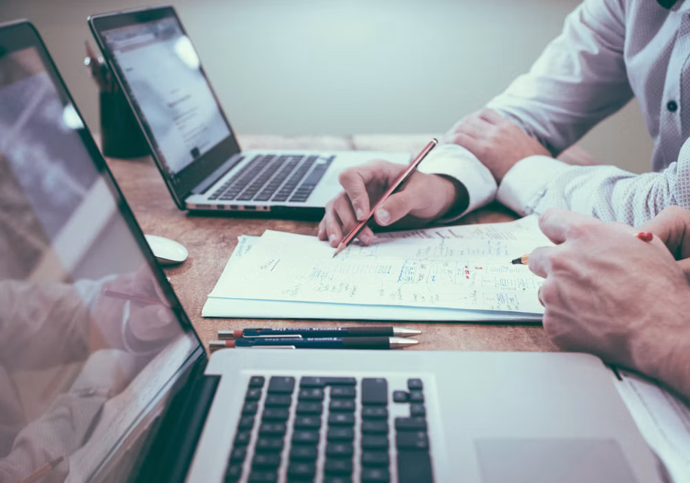 Espaço de trabalho com equipe analisando planejamento em quadro
