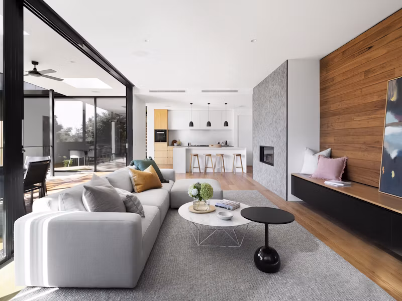 Fachada de casa contemporânea com jardim